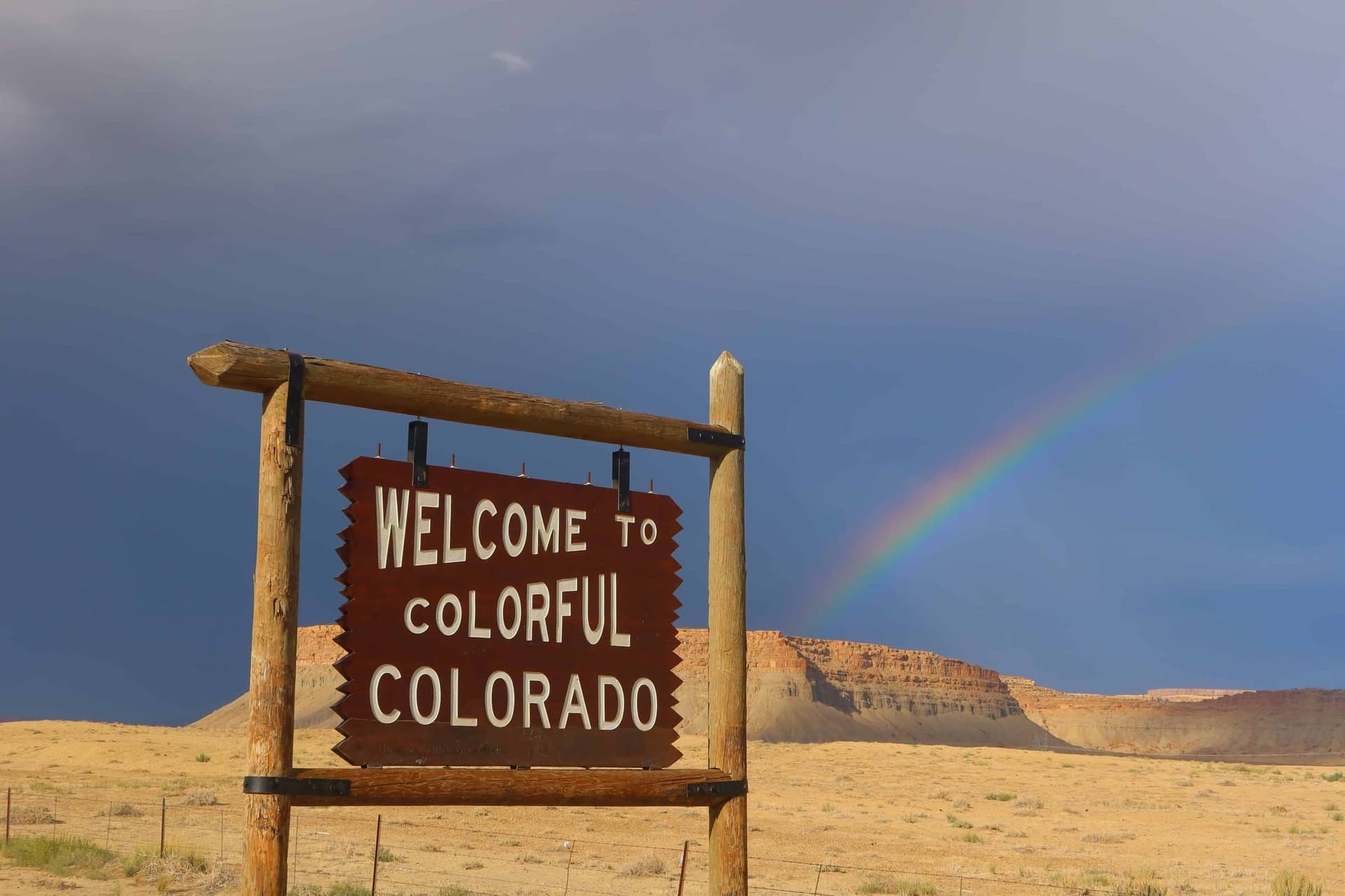 Welcome to Colorado sign with mountain backdrop